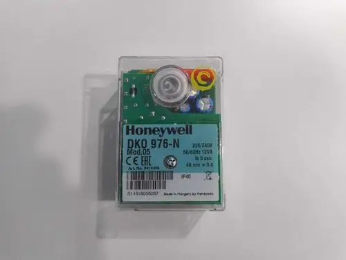 Steuergerät mit Platine, mehreren Anschlüssen und Bauteilen, gekennzeichnet mit Honeywell. Einsatzmöglichkeiten unklar. Marke Remeha nicht direkt erkennbar.
